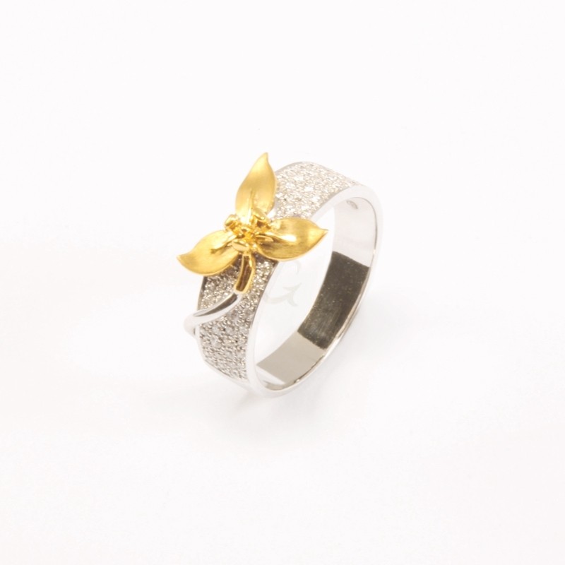 IRIS 18K White Gold and Yellow Gold 'Dynasty' Ring with VVS Diamond